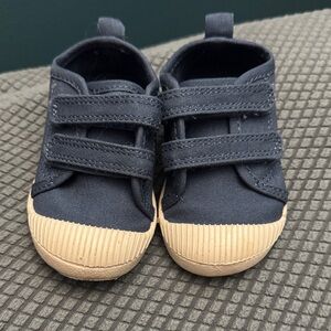 Cat & Jack- Size 5 Navy Kids Shoes, Gently Used Condition.